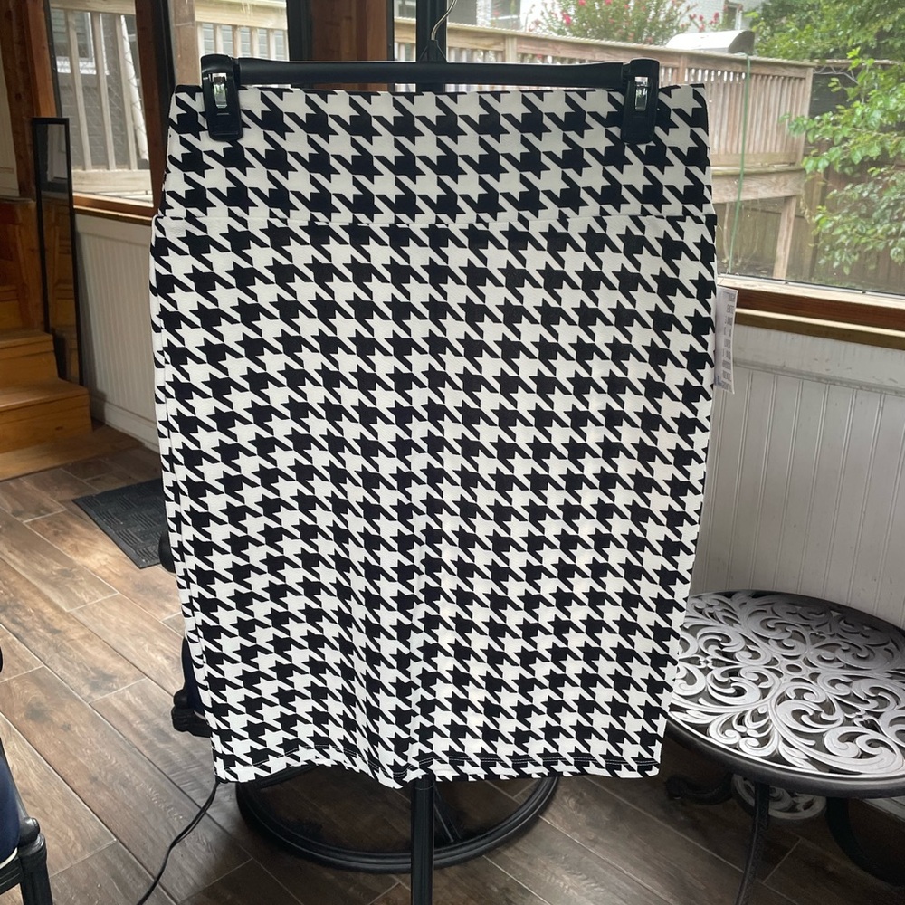 *NWT* LuLaRoe Black and White Houndstooth Cassie Pencil Skirt